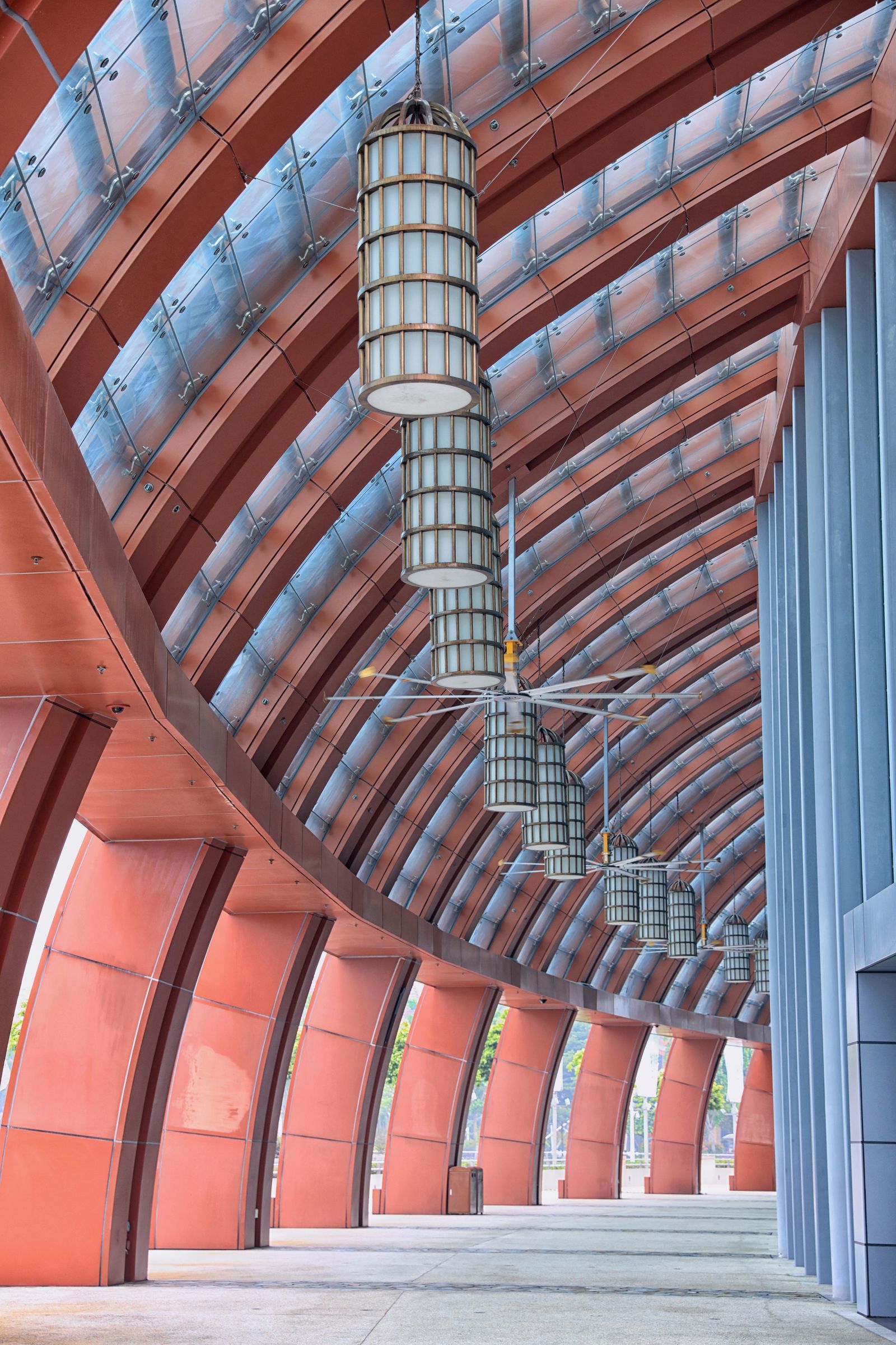 Echoes in Curved Harmony